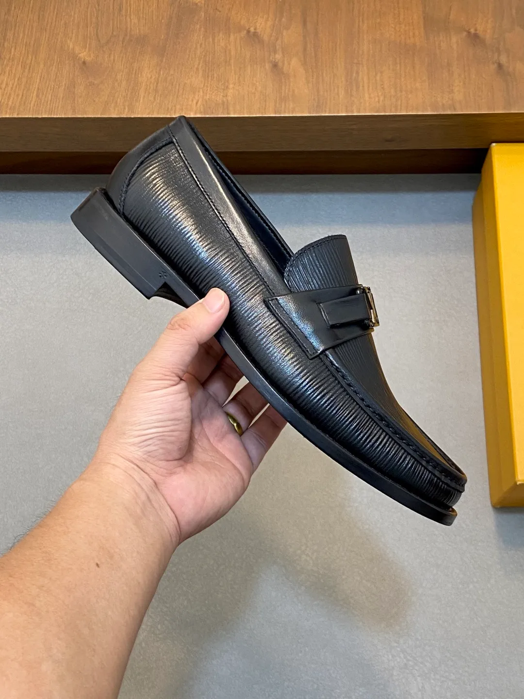 💰920 LV GLOVE slip-on loafers, top quality products produced in Guangzhou, ready for sale! These LV Glove loafers are made of selected soft crystal sheep leather. The leather surface has a slightly wrinkled texture and a very high-end texture. Each pair is unique. The leather surface is light and soft, with a delicate texture and good luster. It is a classic loafer style, with exquisite handmade mark stitching on the toe, and a square toe configuration to highlight the classic style. The horizontal band has hot-printed LV three-dimensional letters, semi-solid handcrafts and a genuine leather outsole, and a rubber patch on the heel to create wear-resistant performance and comfort. One of the must-have loafers for men! Comes with full original packaging! Code number: 39-40-41-42-43-44 (45 customized) standard leather shoe code